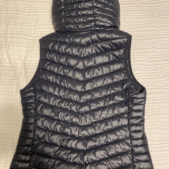 Old navy athletic vest. Black, size medium. - Picture 3 of 5